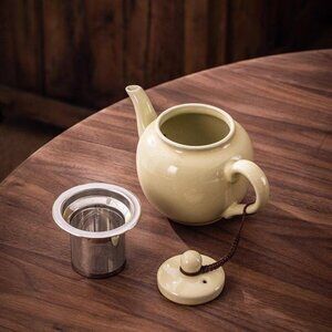 Minimal Ceramic Teapot – Neutral Tone